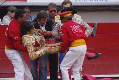 José Tomás momentos después de la cornada de su segundo toro en Aguascalientes (México).