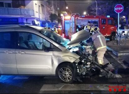 Dos dotaciones de bomberos trabajan en el accidente de El Prat.