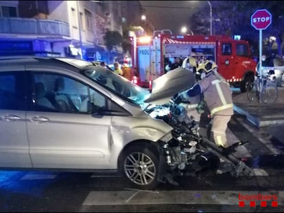 Dos dotaciones de bomberos trabajan en el accidente de El Prat.