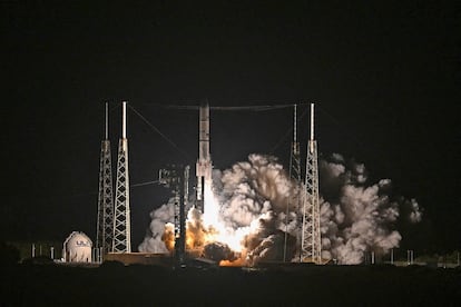 The 'Peregrine I' spacecraft takes off from Cape Canaveral (Florida).