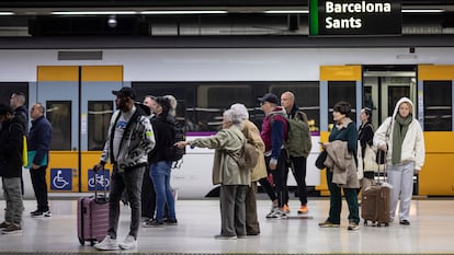 En la imagen, pasajeros en la estacin de Sants sufren retrasos por una avera en la R3 a principios de a?o.