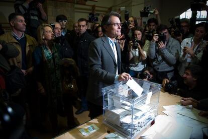 Catalan premier Artur Mas of the CiU nationalist bloc casts his ballot for regional elections on Sunday.