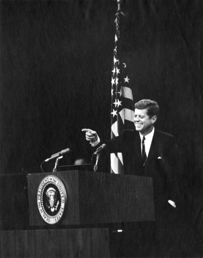 John F. Kennedy señala a un reportero durante una rueda de prensa en el Auditorio del Departamento de Estado en Washington (EE UU), el 20 de noviembre de 1962.