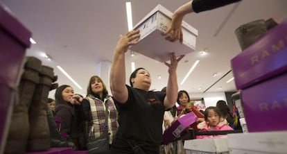 Una dependiente de una tienda de zapatos en Nueva York. 