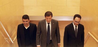 Javier Fernández (centro) con Mario Jimenez y Antonio Hernando