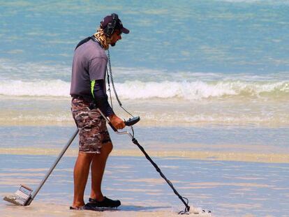 Cómo buscar objetos metálicos en la playa con el móvil