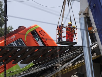 Trabajadores en el lugar del derrumbe de un tramo de la línea 12 de metro en Ciudad de México, este martes.