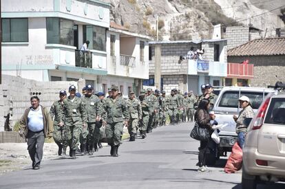 Soldados supervisionam a evacuação da localidade de Latacunga, no Equador, após a erupção do vulcão Cotopaxi.