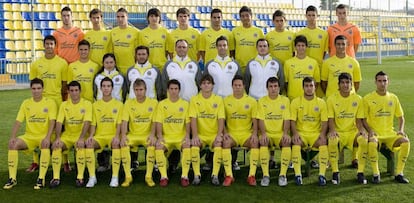 Yuriko Saeki, tercera desde la izquierda en la fila del medio, con el Juvenil A del Villarreal CF.