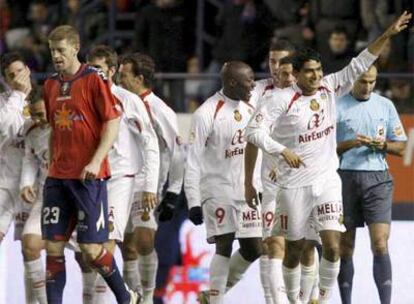 Los jugadores del Mallorca celebran el gol de Castro.