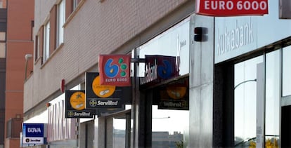 Sucursales bancarias en una calle madrileña.