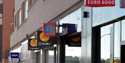 Sucursales bancarias en una calle madrile&ntilde;a.