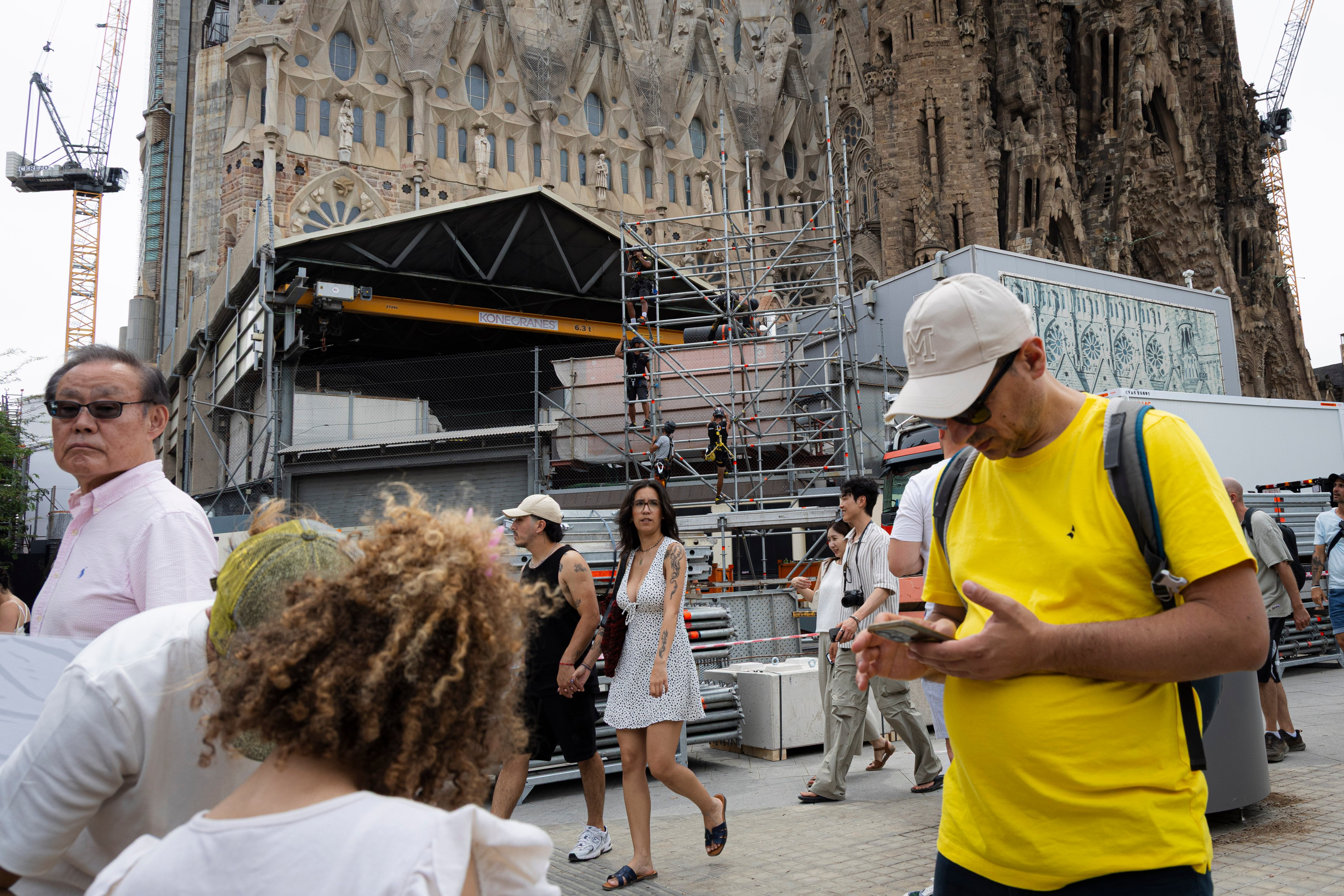Furor en la Sagrada Familia: 750 euros por un balcón para ver al Papa y 872 la noche en un piso con vistas