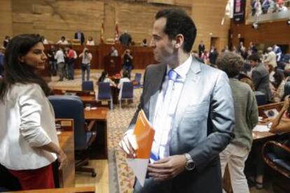 Monasterio con Aguado después de la sesión de investidura en la Asamblea en Madrid.