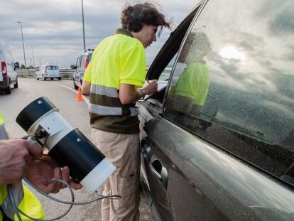 Researchers from the Mosquito Control Center in Baix Llobregat (Catalonia) look for tiger mosquitoes at a traffic stop.