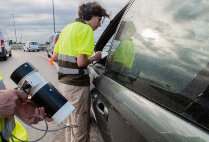 Researchers from the Mosquito Control Center in Baix Llobregat (Catalonia) look for tiger mosquitoes at a traffic stop.