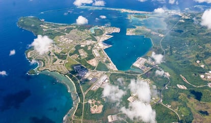 Vista a&eacute;rea de la base naval de Guam.