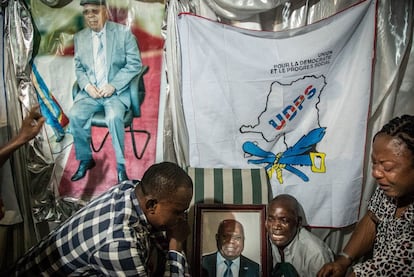 Um partidário do líder da oposição Felix Tshisekedi reage com uma foto de Etienne Tshisekedi, um opositor político congolês que morreu em fevereiro de 2017, que é pai do atual candidato.