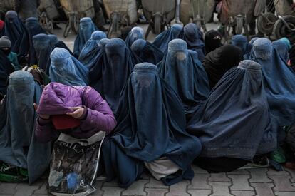 Mujeres afganas esperan pan gratis frente a una panadería en Kabul, Afganistán.