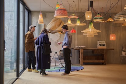 Álvaro Catalán de Ocón, durante una visita a su taller en Carabanchel (Madrid). En el techo, varios modelos de su PET Lamp.