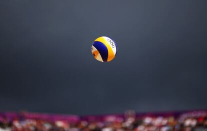 La pelota en el aire sobre el fondo del cielo nublado durante el partido de voley playa entre Suiza y Polonia.