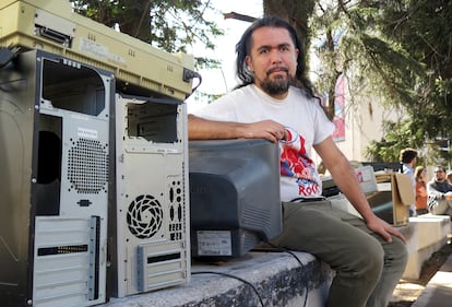 Cristian Rojo, ciberciruja argentino, considera que este movimiento recircula máquinas para achicar la brecha digital y combatir la obsolescencia programada. 