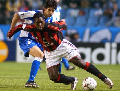 Valerón pugna con Seedorf en el partido disputado en Riazor.