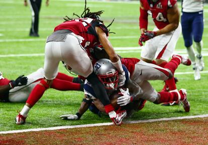 James White en el momento en que consigue el touchdown de la victoria