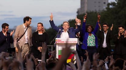 El líder de La Francia Insumisa, Jean-Luc Mélenchon, celebra este domingo los resultados de la coalición de izquierdas del Nuevo Frente Popular en la segunda vuelta de las elecciones en Francia.