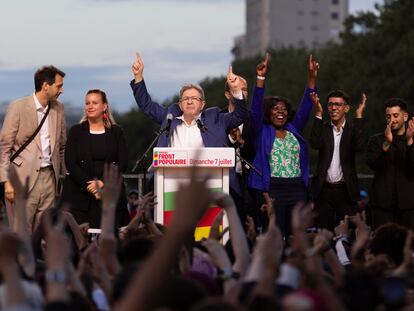 El líder de La Francia Insumisa, Jean-Luc Mélenchon, celebra este domingo los resultados de la coalición de izquierdas del Nuevo Frente Popular en la segunda vuelta de las elecciones en Francia.