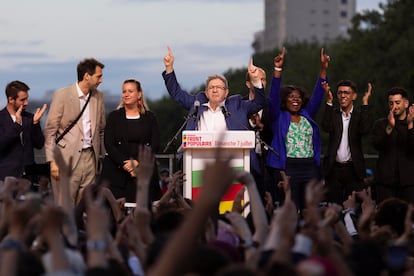 El líder de La Francia Insumisa, Jean-Luc Mélenchon, celebra este domingo los resultados de la coalición de izquierdas del Nuevo Frente Popular en la segunda vuelta de las elecciones en Francia.