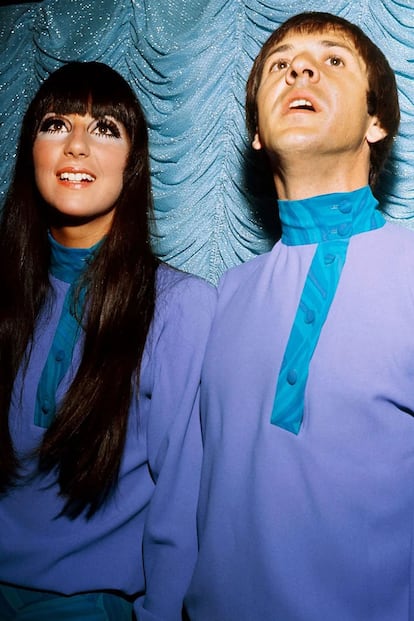 Cher y Sonny. La cantante ha sido precursora de casi cualquier tendencia imaginable sobre la alfombra roja y, por supuesto, también conjuntó ropa en pareja antes que nadie. Durante los años sesenta era fácil verla vistiendo los mismos colores y prendas que su marido por aquel entonces, el cantante y músico Sonny Bono.
