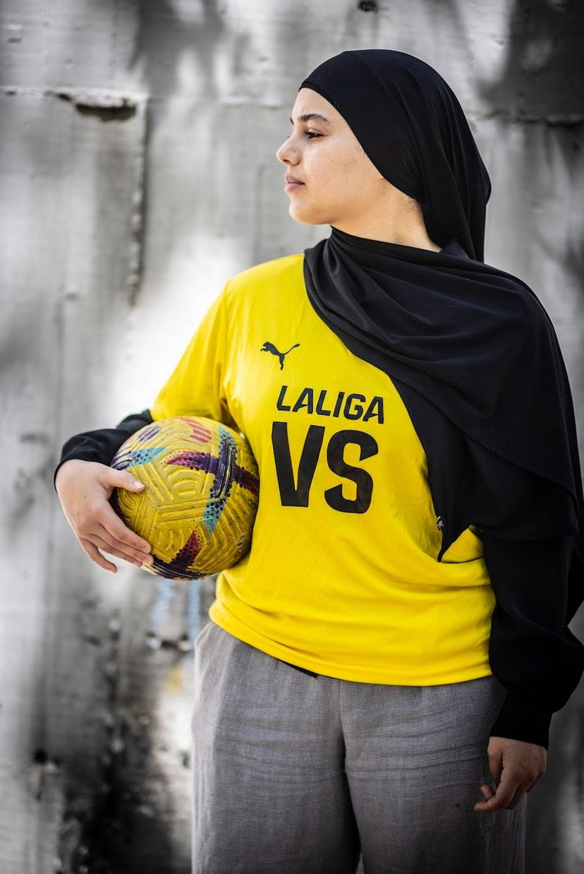 Hajar Tabit llegó de Marruecos hace dos años para reunirse con su familia. Encontró en las Dragonas de Lavapíes un lugar seguro.