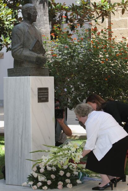 María Ángeles Infante deposita un ramo de flores ante el busto de su padre en el Parlamento.