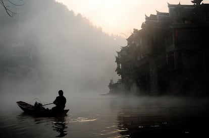 Fenghuang. Provincia de Hunan. China. La ciudad aparece, poco a poco, entre la bruma del amanecer...