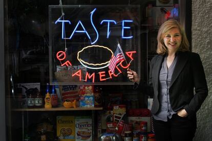Dana Knowlers, copropietaria de Tate of America, posa frente a su tienda de la calle Serrano.