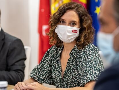 La presidenta de la Comunidad de Madrid, Isabel Díaz Ayuso, junto al presidente de Castilla-La Mancha, Emiliano García-Page (i), durante la reunión mantenida este viernes en el Palacio de Fuensalida de Toledo a fin de coordinar diversas acciones e iniciativas de Gobierno que afectan a ambos territorios, especialmente en los ámbitos sanitario y del transporte.