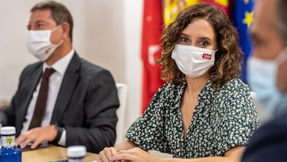 La presidenta de la Comunidad de Madrid, Isabel Díaz Ayuso, junto al presidente de Castilla-La Mancha, Emiliano García-Page (i), durante la reunión mantenida este viernes en el Palacio de Fuensalida de Toledo a fin de coordinar diversas acciones e iniciativas de Gobierno que afectan a ambos territorios, especialmente en los ámbitos sanitario y del transporte.