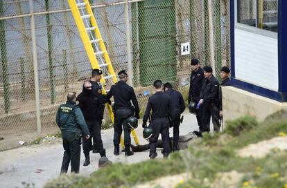 La Guardia Civil mantiene un amplio dispositivo en la zona por la que a primera horas de la mañana de este jueves se ha producido el intento de avalancha frustrado, en los Pinares de Rostrogordo, ya que ninguno de ellos ha logrado pasar.