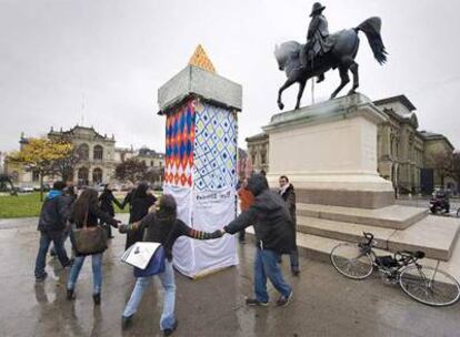 Un grupo de suizos pide simbólicamente perdón por el resultado del referéndum que prohíbe levantar minaretes.