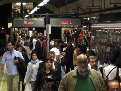 Viajeros en el Metro de Madrid, en una imagen de archivo.