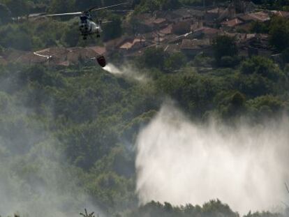 Un helicóptero arroja agua sobre el incendio de Paderne de Allariz