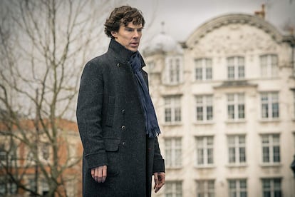 El abrigo de Sherlock Holmes

En algunas ocasiones la popularidad de una serie de televisión puede ser contraproducente. Los figurinistas de la ficción británica tiemblan cada vez que Benedict Cumberbatch se pone su característico abrigo ya que es casi imposible encontrar réplicas del mismo. La firma Belstaff dejó de producirlo hace años y el boom de la serie ha multiplicado la demanda de los escasísimos ejemplares a la venta en tiendas de segunda mano.