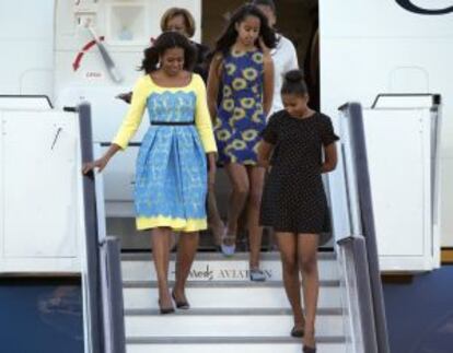 Michelle Obama junto a sus hijas Malia y Sasha a su llegada al aeropuerto Stansted de Londres.