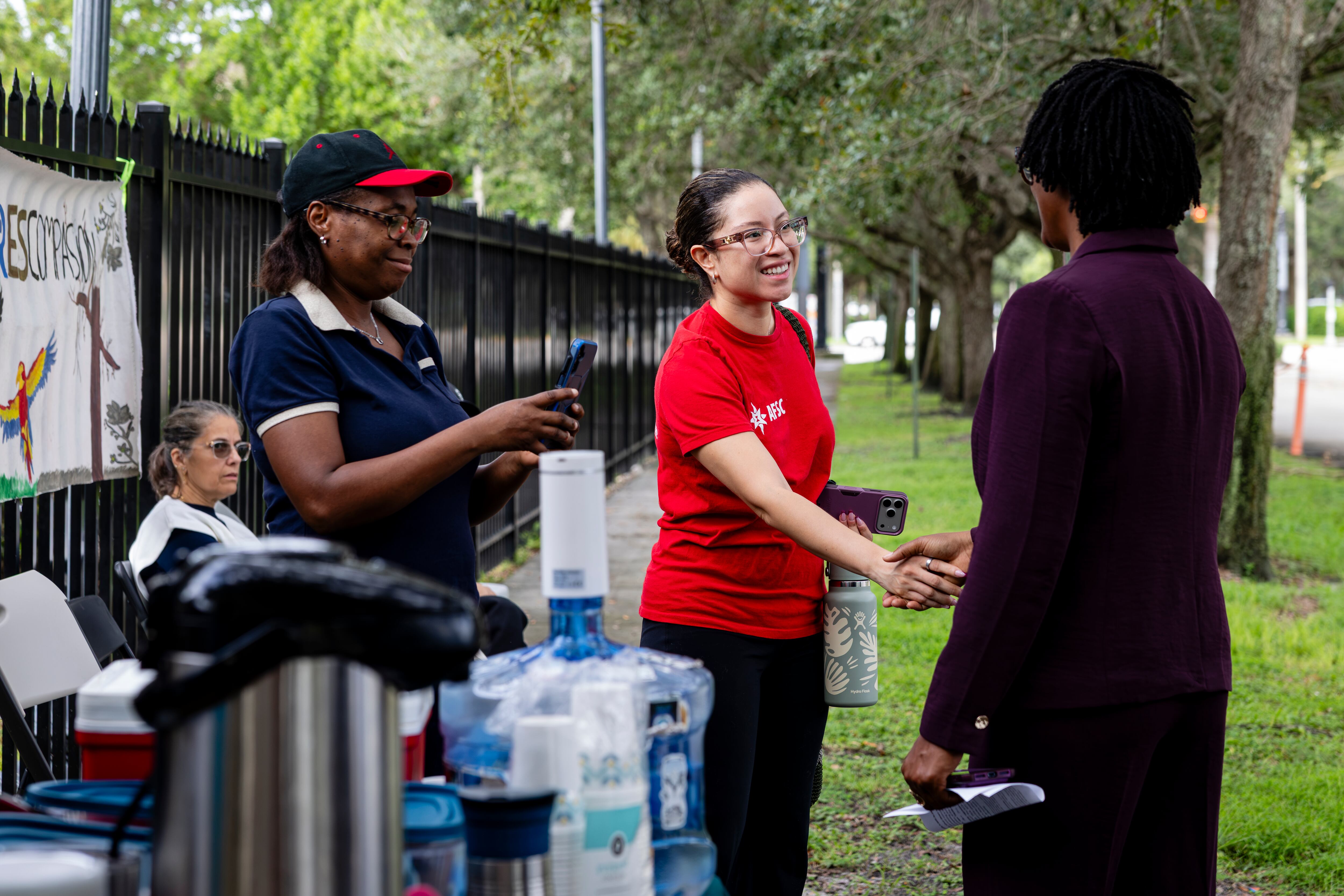 Angie Nixon saluda a voluntarios en Miramar, Florida.