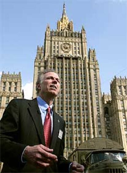 El científico estadounidense Gregory Olsen, camina junto al Ministerio de Esteriores a su llegada a Moscú el día 12.