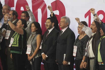 Martí Batres Guadarrama rinde protesta como presidente nacional de Morena, en noviembre de 2012.