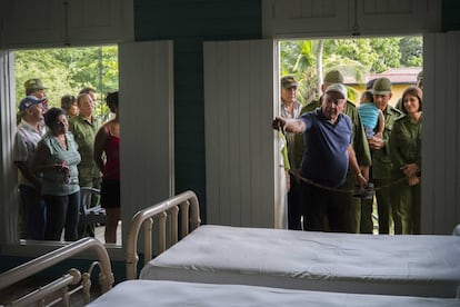 Tras el triunfo de la revolución la madre de los Castro, Lina Ruz, hizo entrega de las tierras al gobierno en cumplimiento de la reforma agraria. En la imagen, un guía muestra la habitación de los hermanos Castro.