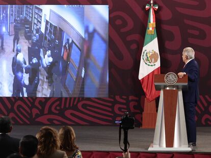 López Obrador observa el video cuando se allanó la embajada de México en Quito durante su conferencia matutina en Ciudad de México, el 9 de abril.