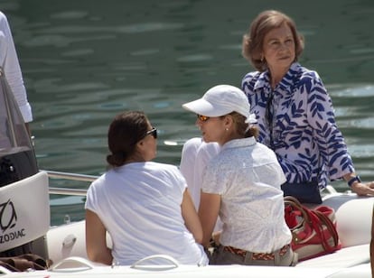 Do&ntilde;a Sof&iacute;a, acompa&ntilde;ada de su hija Elena (con gorra), sigue en lancha las pr&aacute;cticas de sus nietos en el curso de vela en Mallorca.